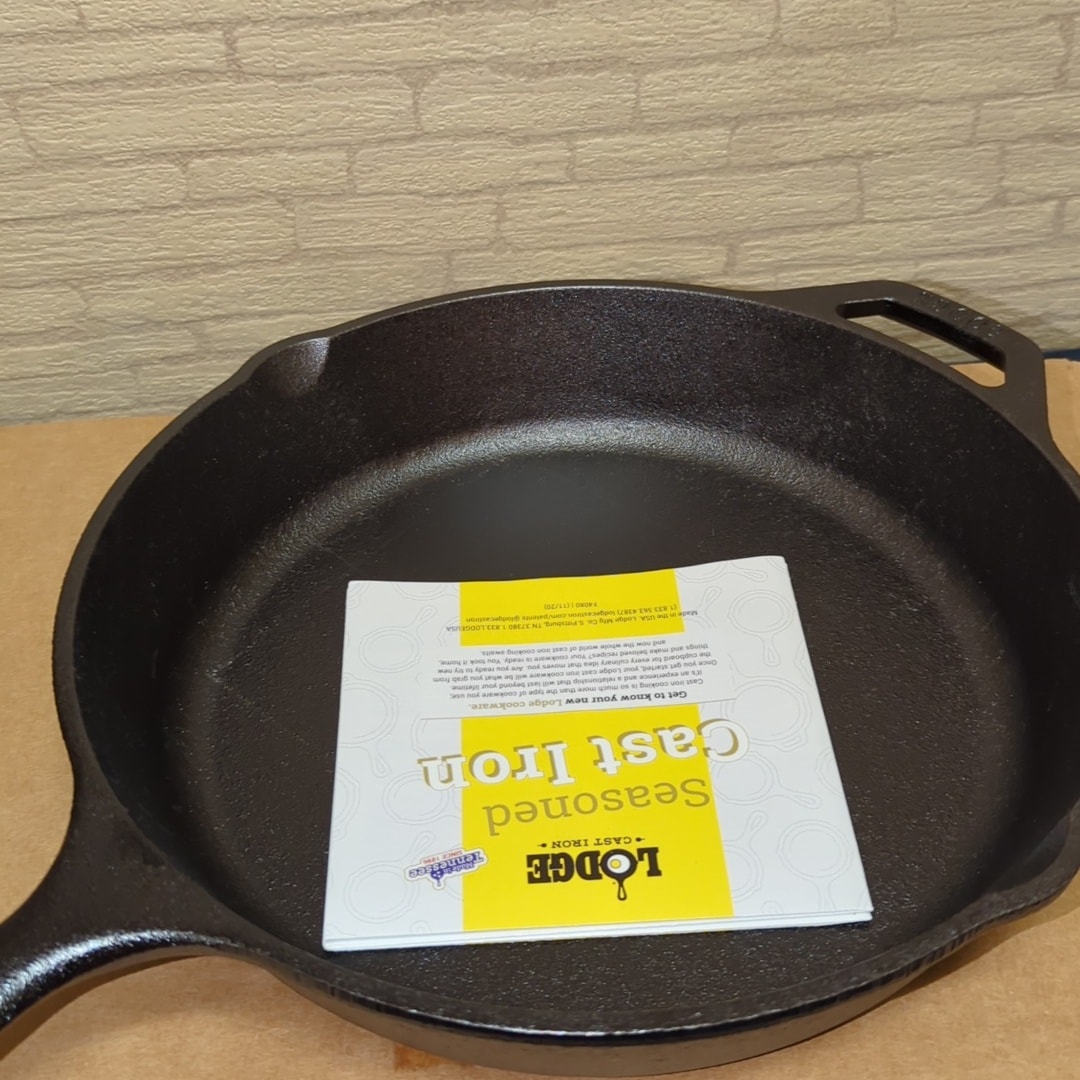 Supreme x Lodge 10" Cast Iron Skillet "Black"