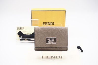 美品 FENDI フェンディ ピーカブー カーフレザー 三つ折り財布 8M0426 三つ折り財布 グレージュ シルバー レザー カーフレザー レディース