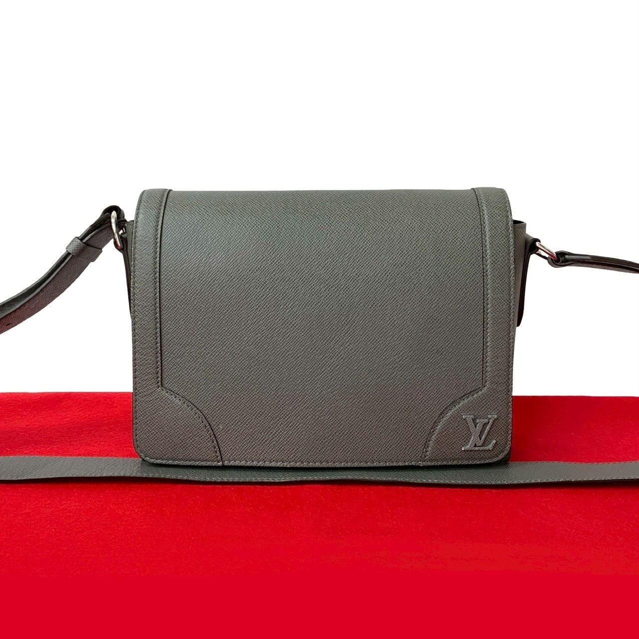 LOUIS VUITTON ルイヴィトン ニューフラップ メッセンジャー タイガ レザー ショルダーバッグ グレー
 32304