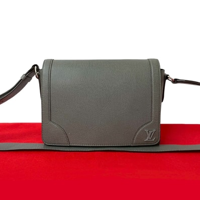 LOUIS VUITTON ルイヴィトン ニューフラップ メッセンジャー タイガ レザー ショルダーバッグ グレー
32304