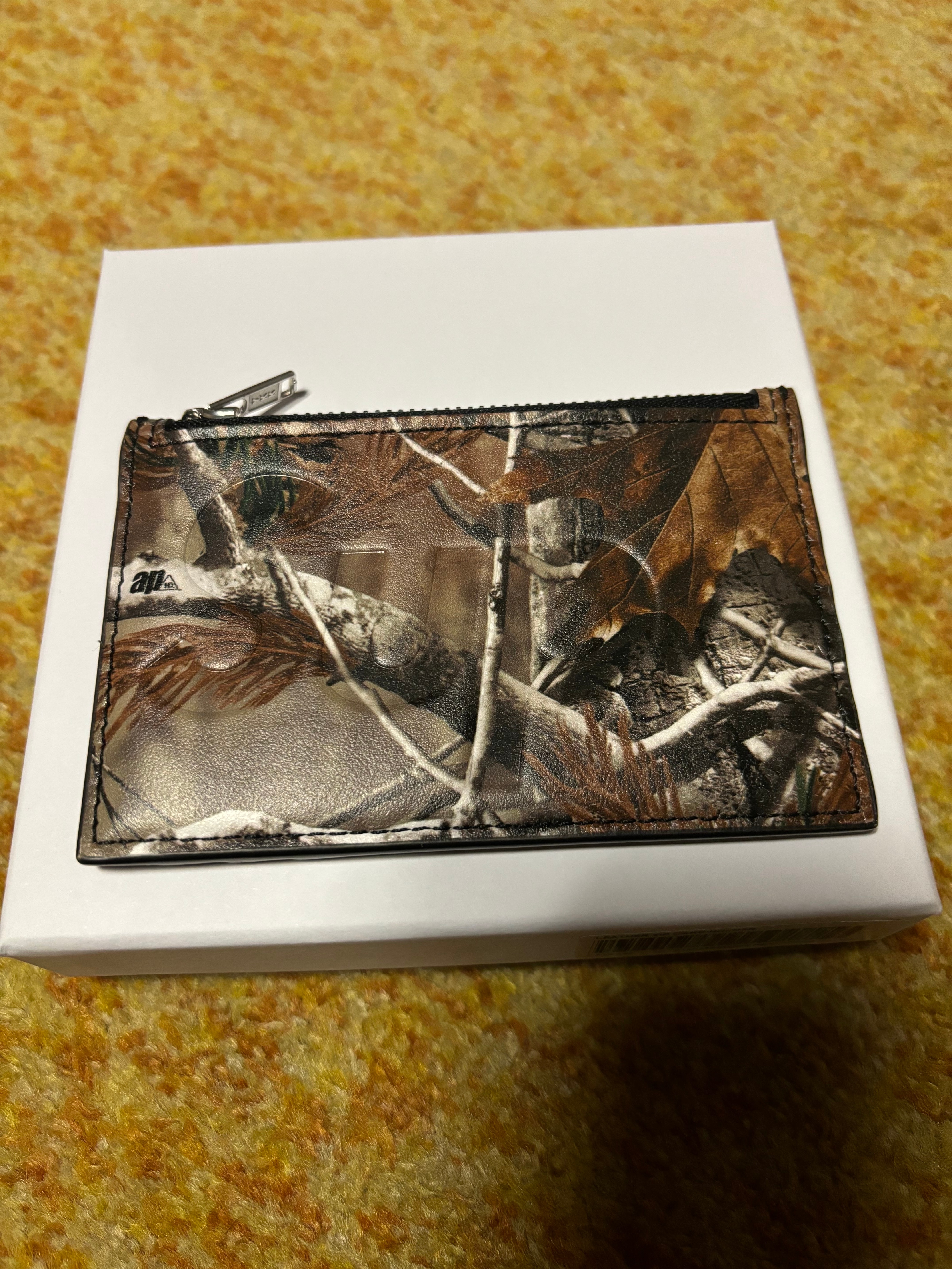 シュプリーム レザー ジップ カード ホルダー (25FW) "リアルツリーハードウッズカモ"