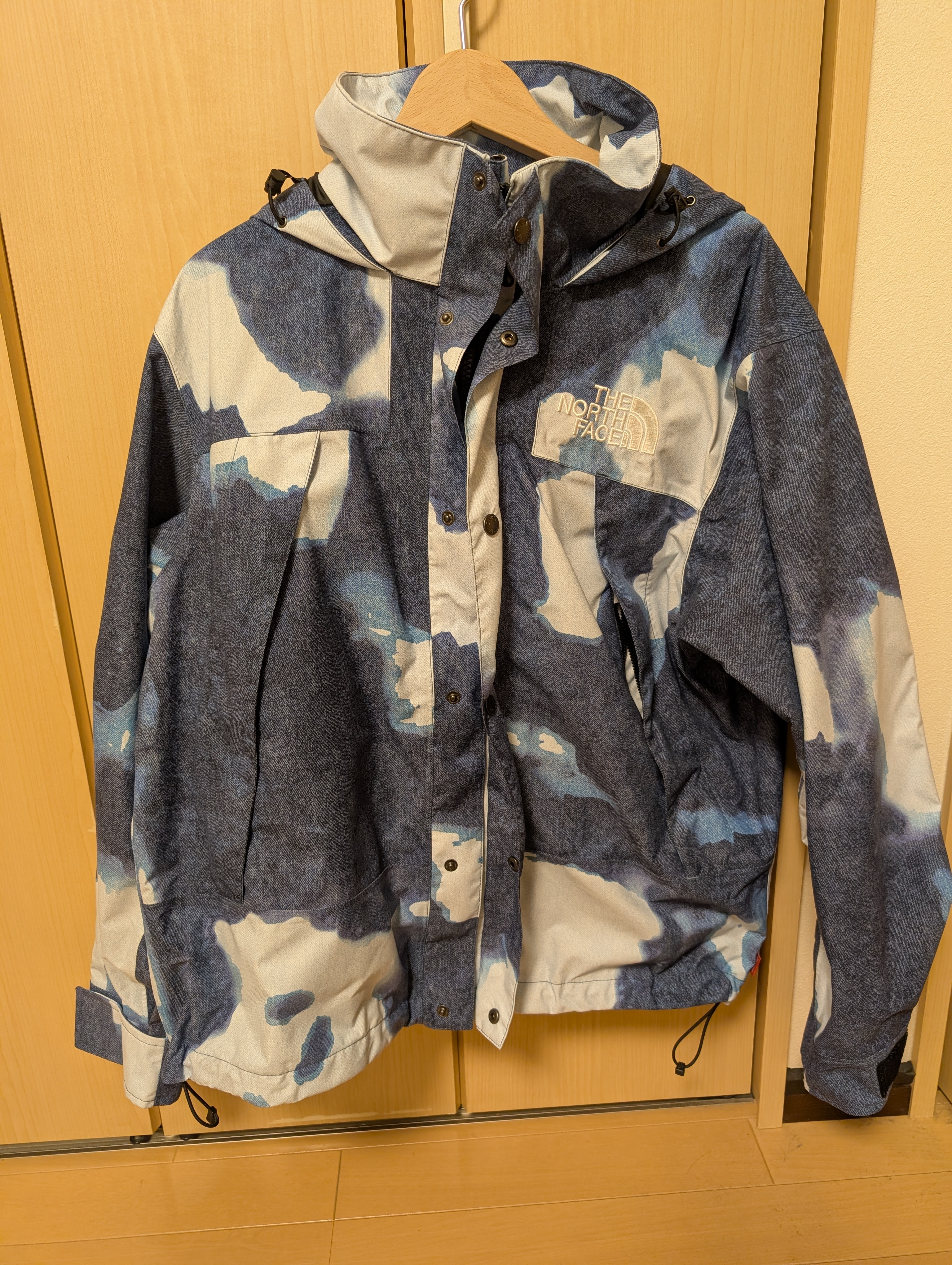 Supreme x The North Face Bleached Denim Print Mountain Jacket "Indigo"