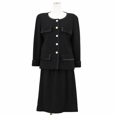 CHANEL BOUTIQUE シャネル ブティック セットアップ 20639 サイズ 40 レディース ロゴ 象 金ボタン ジャケット ノーカラー サテントリム スカート ウール100% スーツ ブラック 黒 フランス製