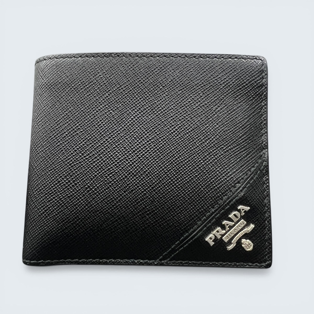 PRADA 極美品 プラダ サフィアーノ ロゴ メタル 二つ折り財布 2MO738 レザー ブラック コンパクトウォレット カードケース ミニ財布 トライアングル 箱付き ギフト プレゼント Aランク 中古 鑑定済 プラダ財布