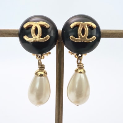 CHANEL Coco Mark Swing Pearl Earrings 96P "Black"