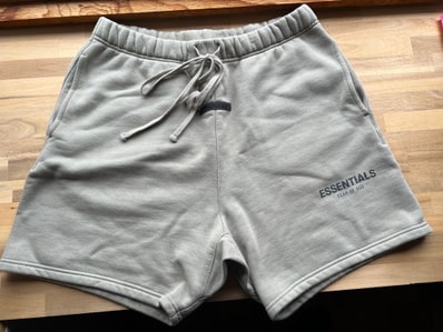 FEAR OF GOD ESSENTIALS SWEATSHORT "Pistachio"