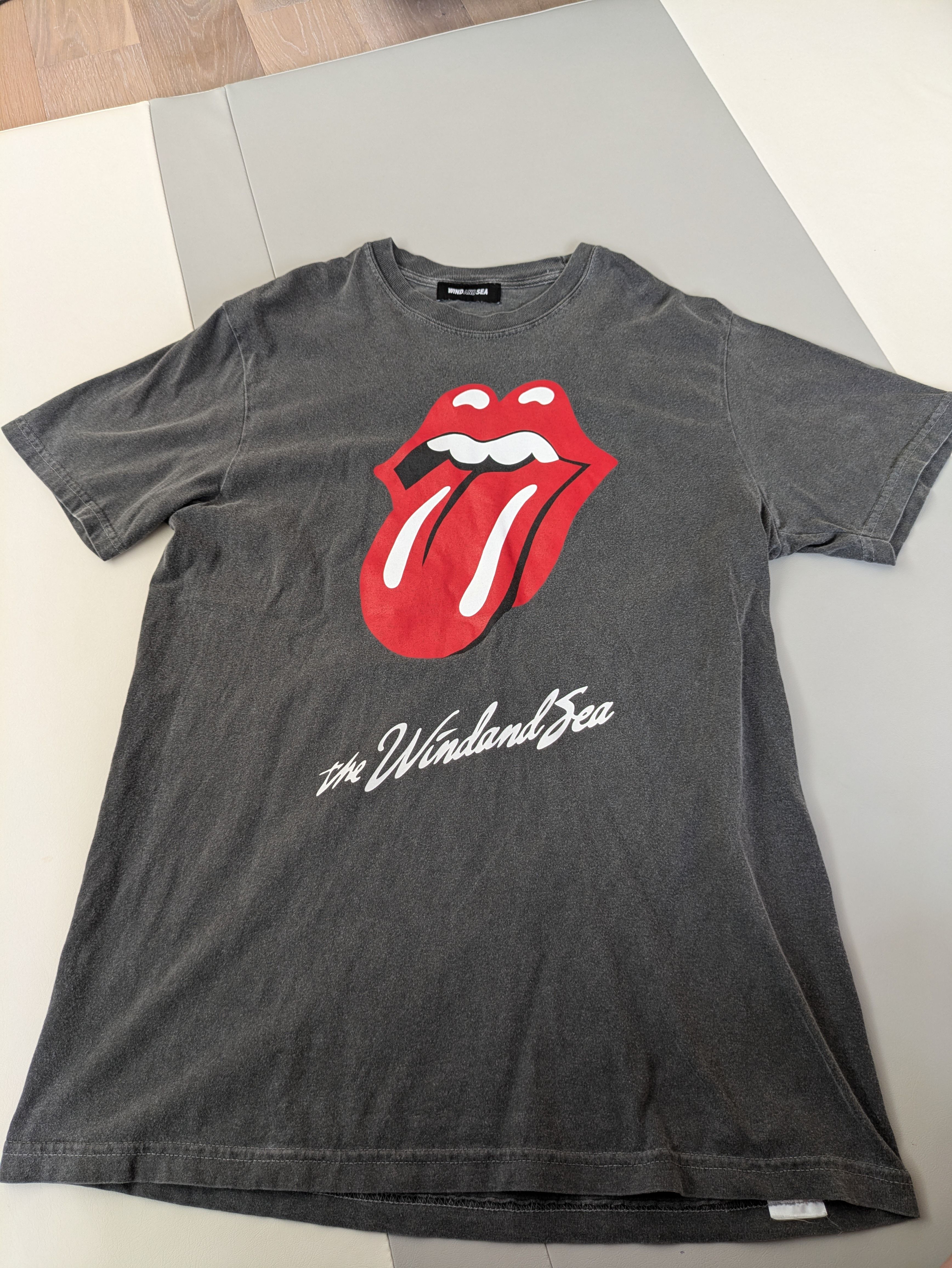 WIND AND SEA x The Rolling Stones Tongue & Lips S/S Tee "Chacoal"