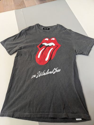 WIND AND SEA x The Rolling Stones Tongue & Lips S/S Tee "Chacoal"