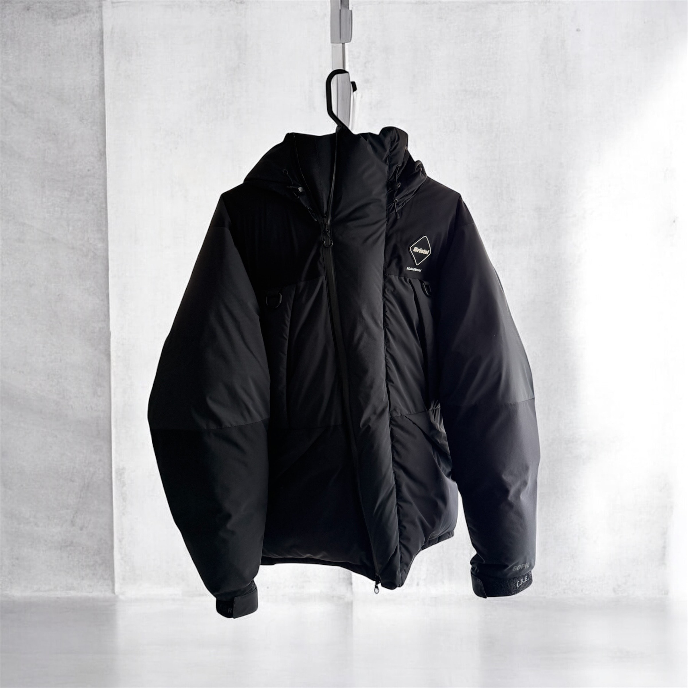 エフシーレアルブリストル シルバージュビリー ダウン ベンチ パーカー "ブラック"