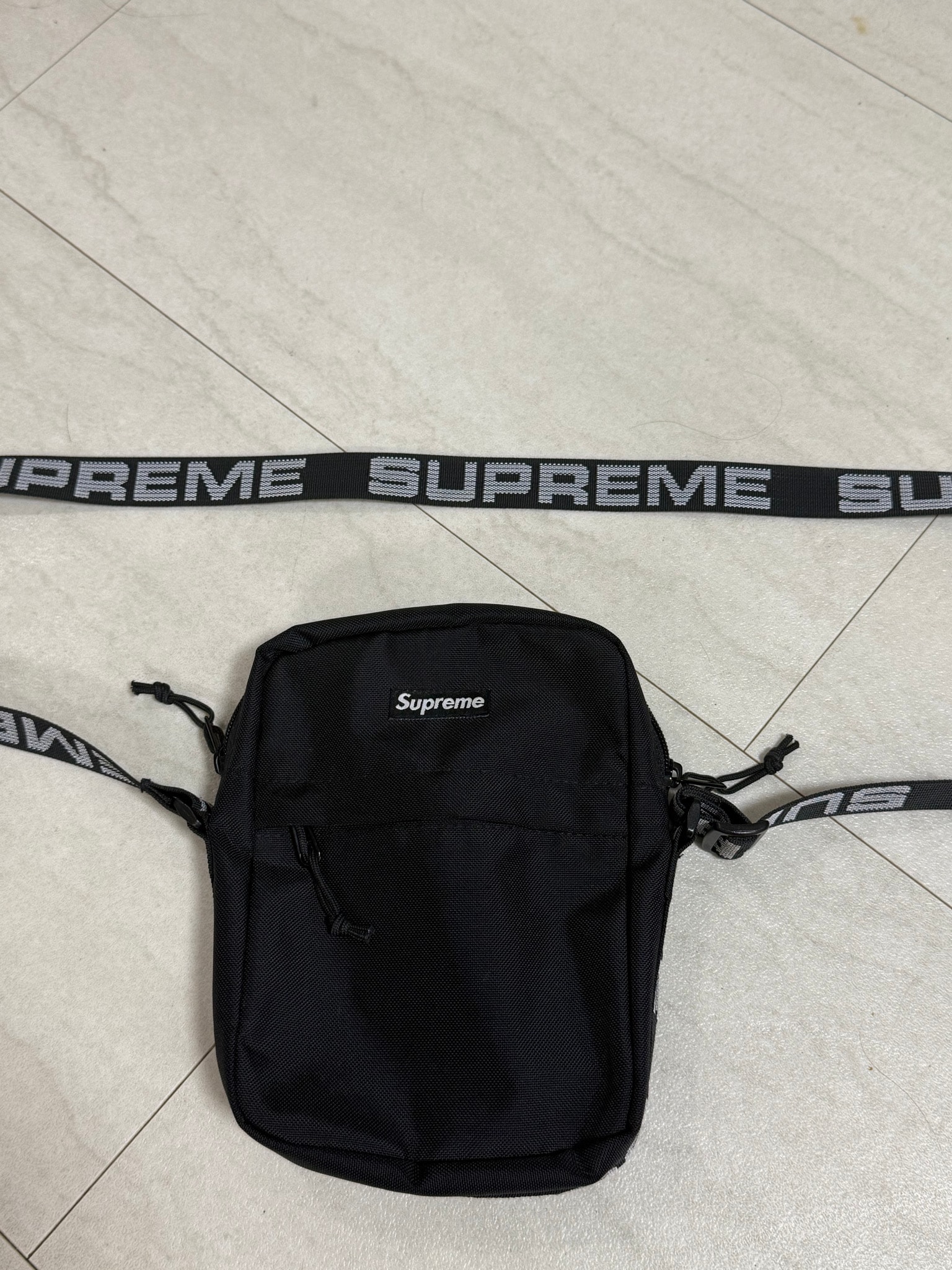 Supreme 18SS Shoulder Bag "Black"