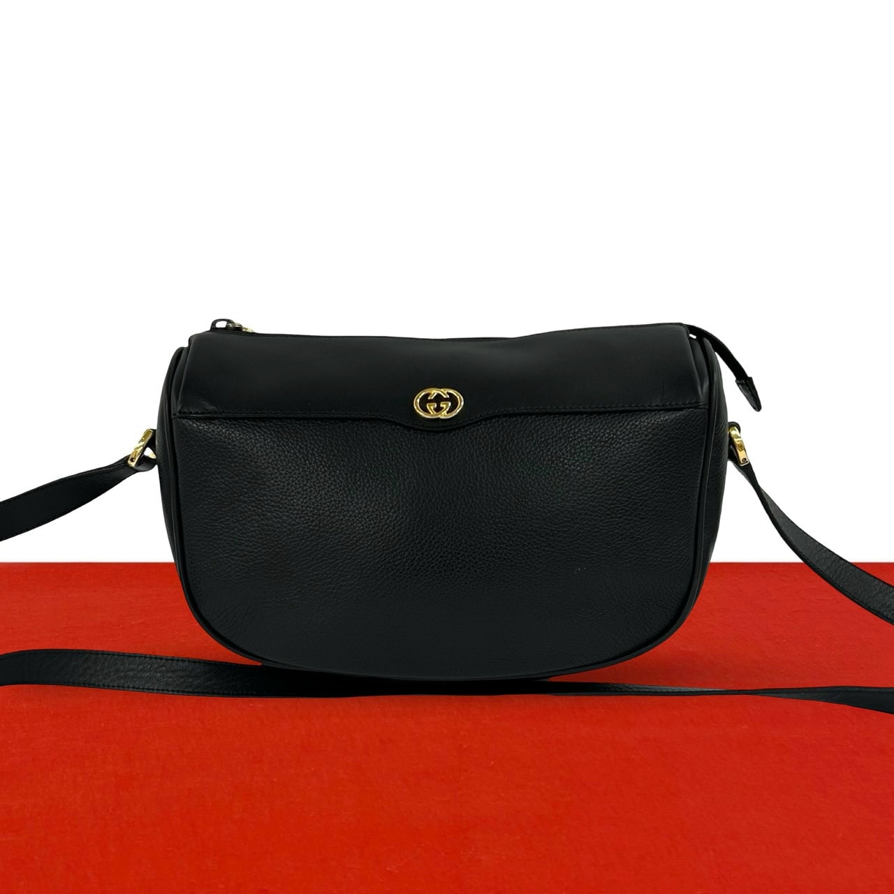 GUCCI グッチ GG ロゴ 金具 レザー ショルダーバッグ ブラック
17-10