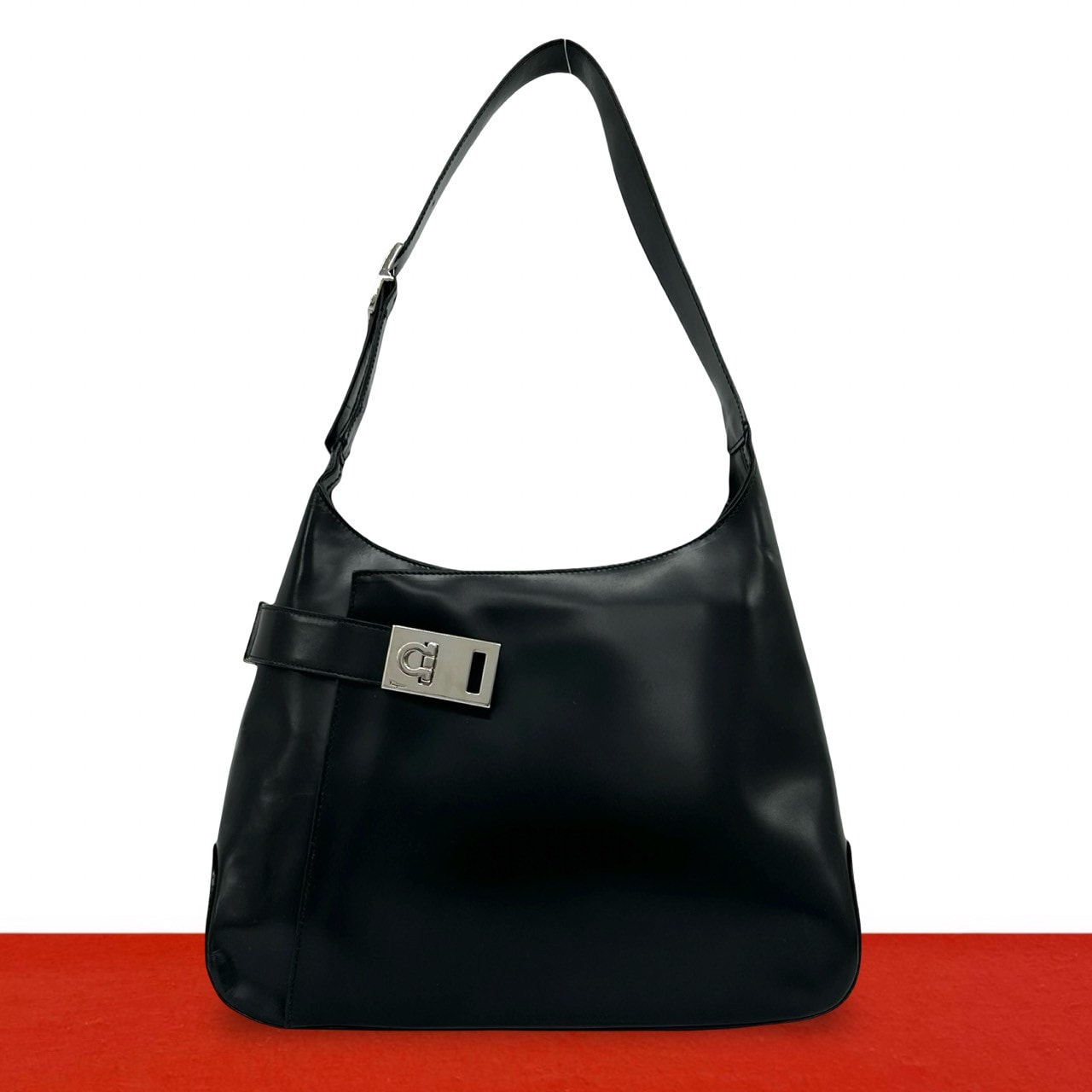 Salvatore Ferragamo サルヴァトーレフェラガモ ガンチーニ 金具 レザー ショルダーバッグ ブラック
31391