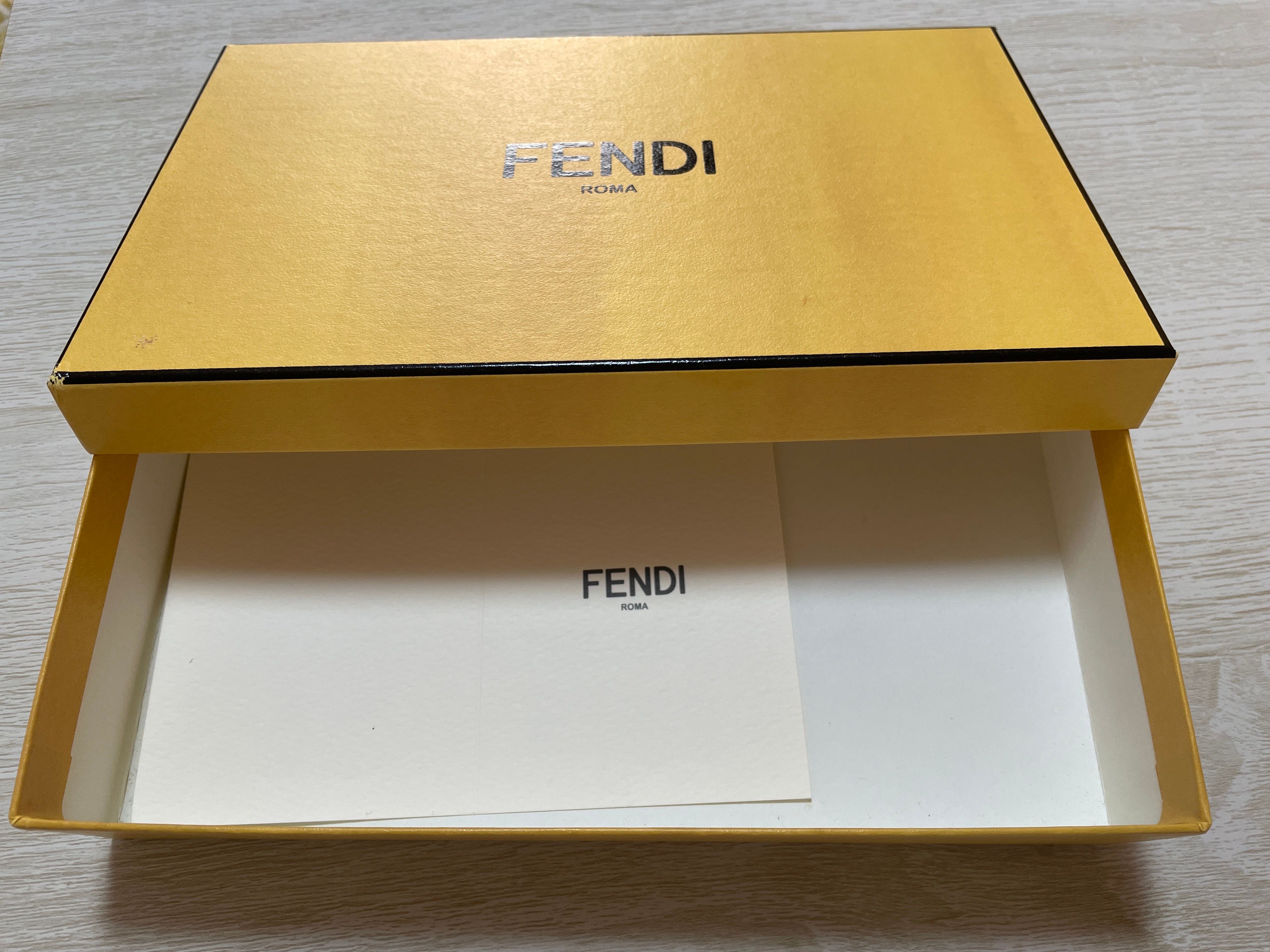 フェンディ バグズ アイ モンスター レザー ラウンド ファスナー 長財布 "ブラック"