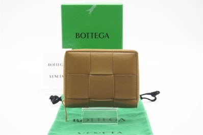 美品 BOTTEGAVENETA ボッテガヴェネタ イントレチャート大 カセット レザー コンパクトウォレット 681191 二つ折り財布 ベージュ レザー レディース