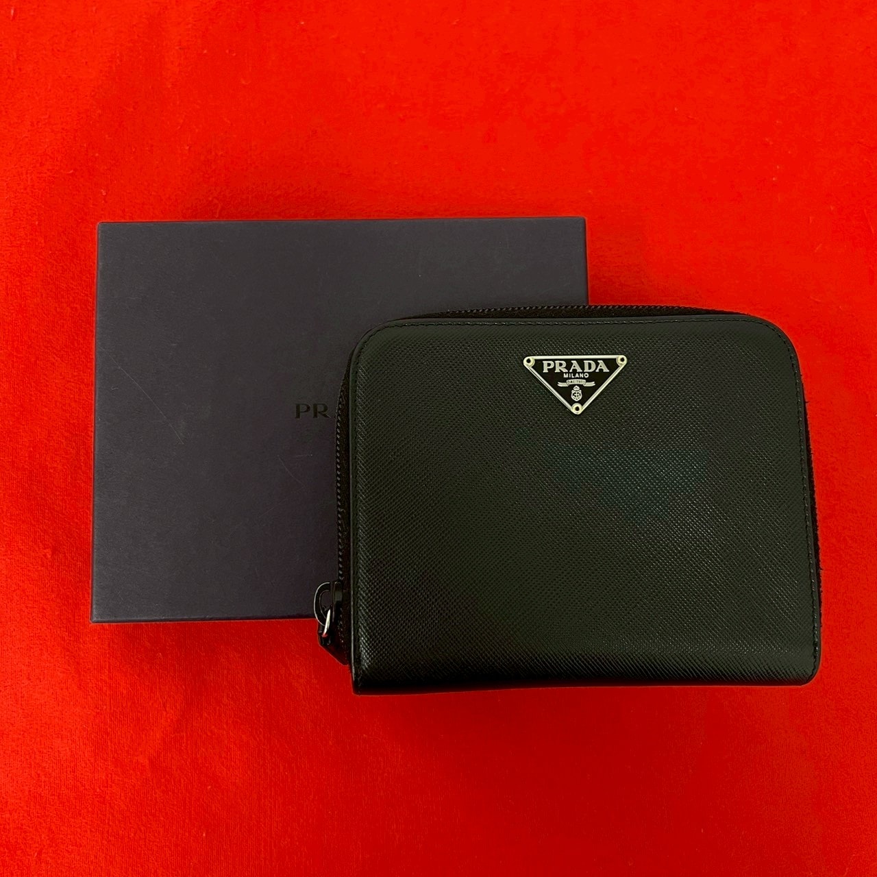 PRADA プラダ 三角ロゴ 金具 レザー 二つ折り財布 ブラック
 59666