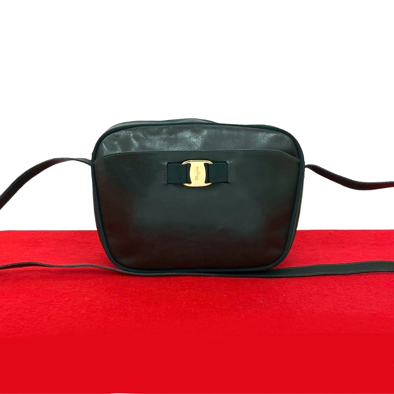 Salvatore Ferragamo サルヴァトーレフェラガモ ヴァラリボン 金具 カーフ レザー ショルダーバッグ グリーン
 11018