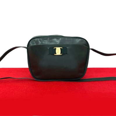 Salvatore Ferragamo サルヴァトーレフェラガモ ヴァラリボン 金具 カーフ レザー ショルダーバッグ グリーン
11018