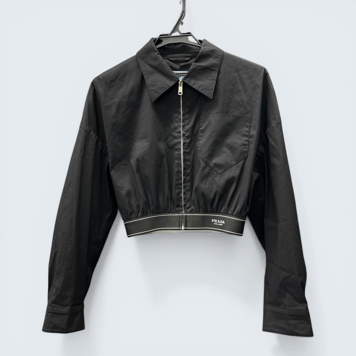 PRADA 極美品 プラダ クロップド ポプリンストレッチ ジャケット P525MG 2021年 ブラック #40 ジップアップ ブルゾン ショート丈 ロゴ レディース Aランク 中古 鑑定済 プラダブルゾン