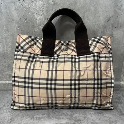 【BURBERRY】バーバリー トートバッグ ノバチェック ピンク ベージュ ナイロン 黒ハンドル ロゴ金具 フロントポケット 軽量 レディース
