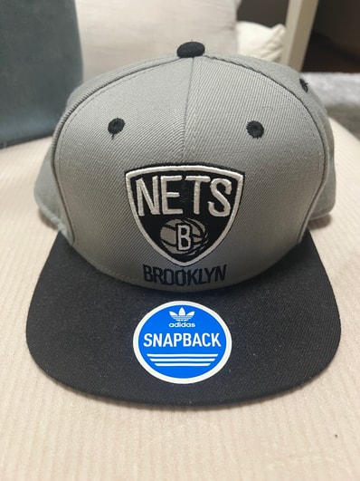 adidas NETS Brooklyn スナップバックキャップ