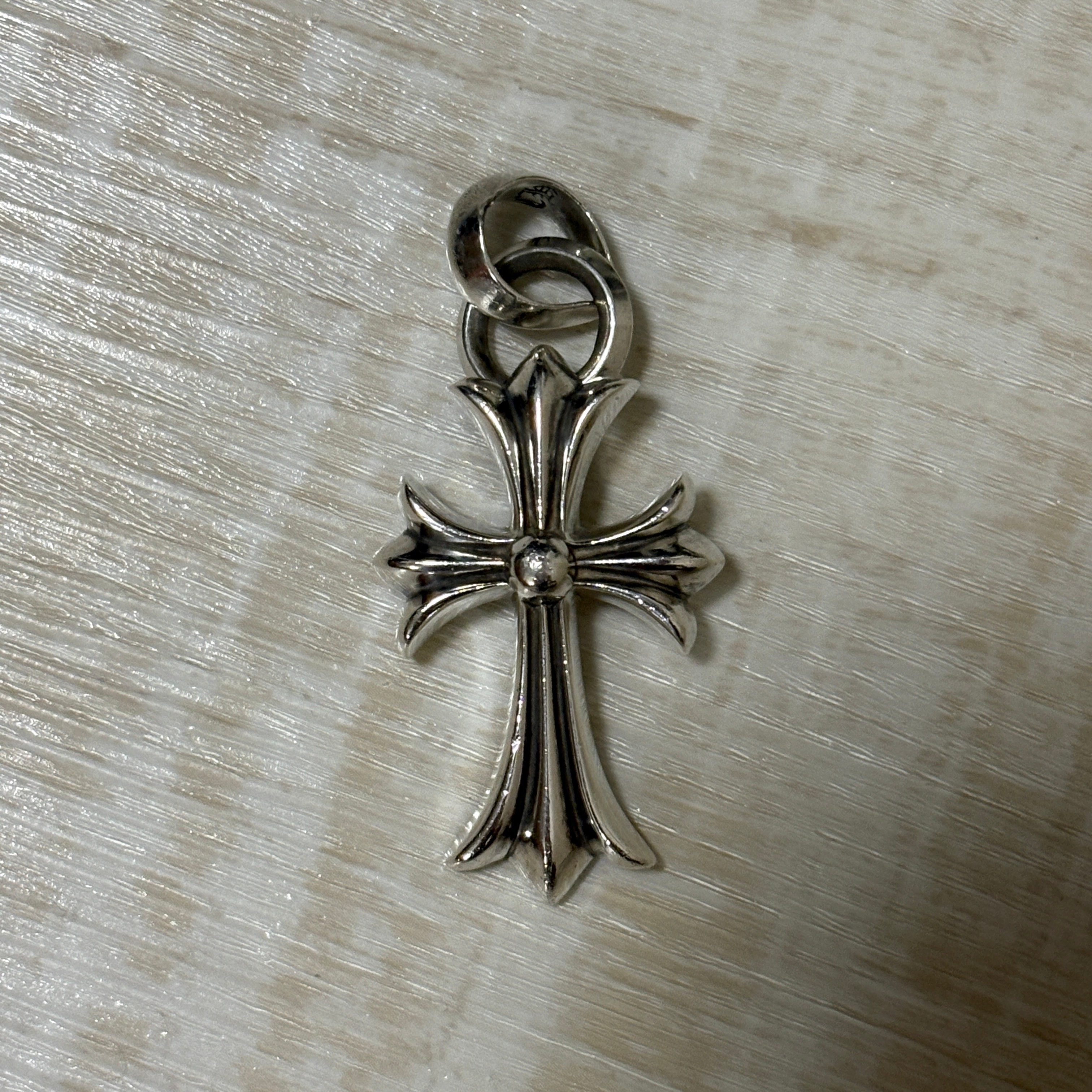 クロムハーツ CH クロス ペンダント スモール / プレーンベイル "シルバー"