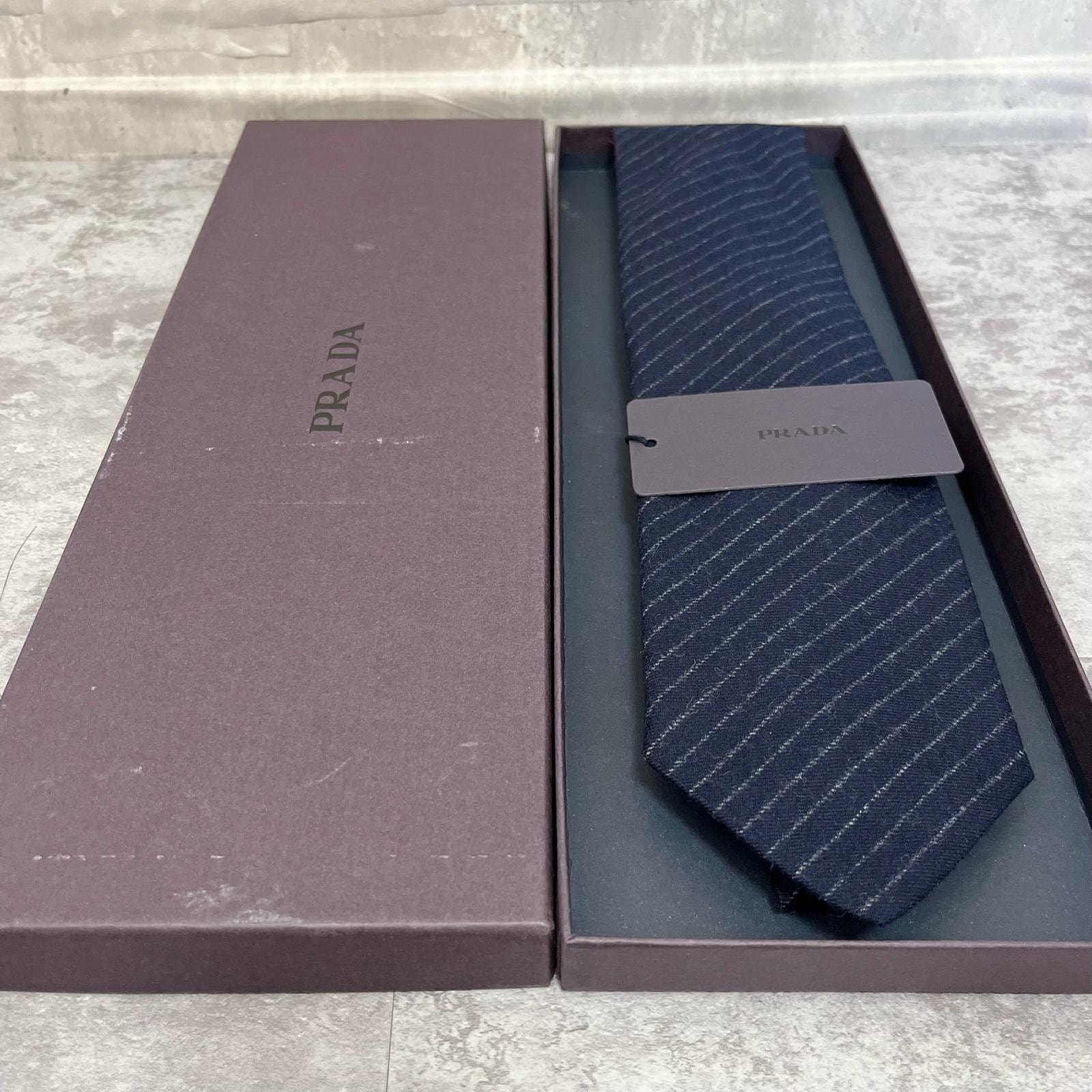 【PRADA】プラダ ネクタイ 箱付き タグ付き レジメンタルストライプ ピンストライプ 斜め縞 ネイビー 濃紺 グレー トラッド ビジネス スーツ