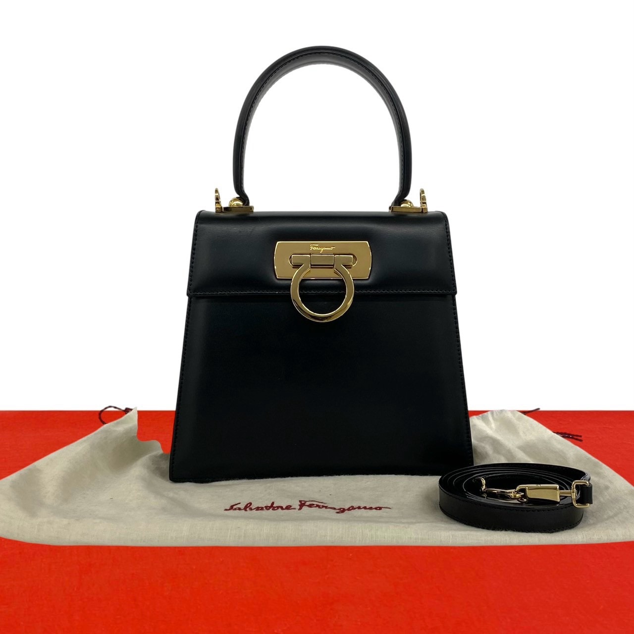 Salvatore Ferragamo サルヴァトーレフェラガモ ガンチーニ 金具 レザー ショルダーバッグ ブラック
29687