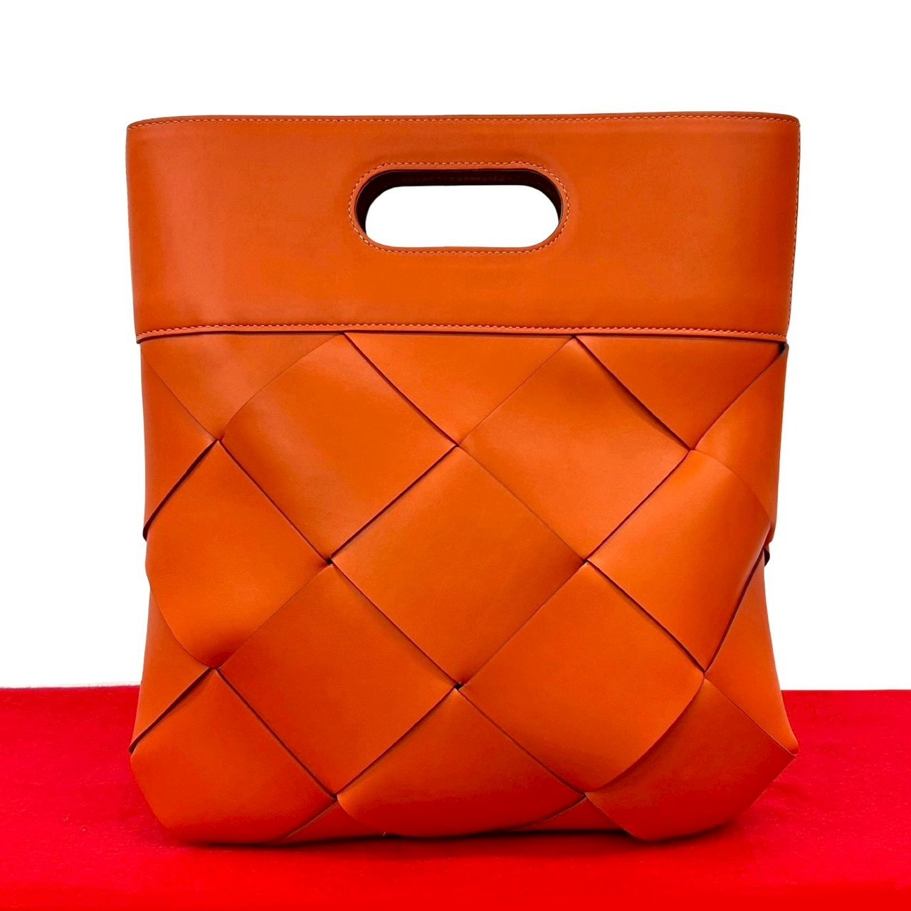 BOTTEGA VENETA ボッテガヴェネタ スリップ マキシ イントレチャート レザー トートバッグ オレンジ
 19970