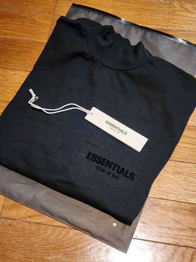 FEAR OF GOD ESSENTIALS BLACK ESS LOGO LS TEE "Stretch Limo"