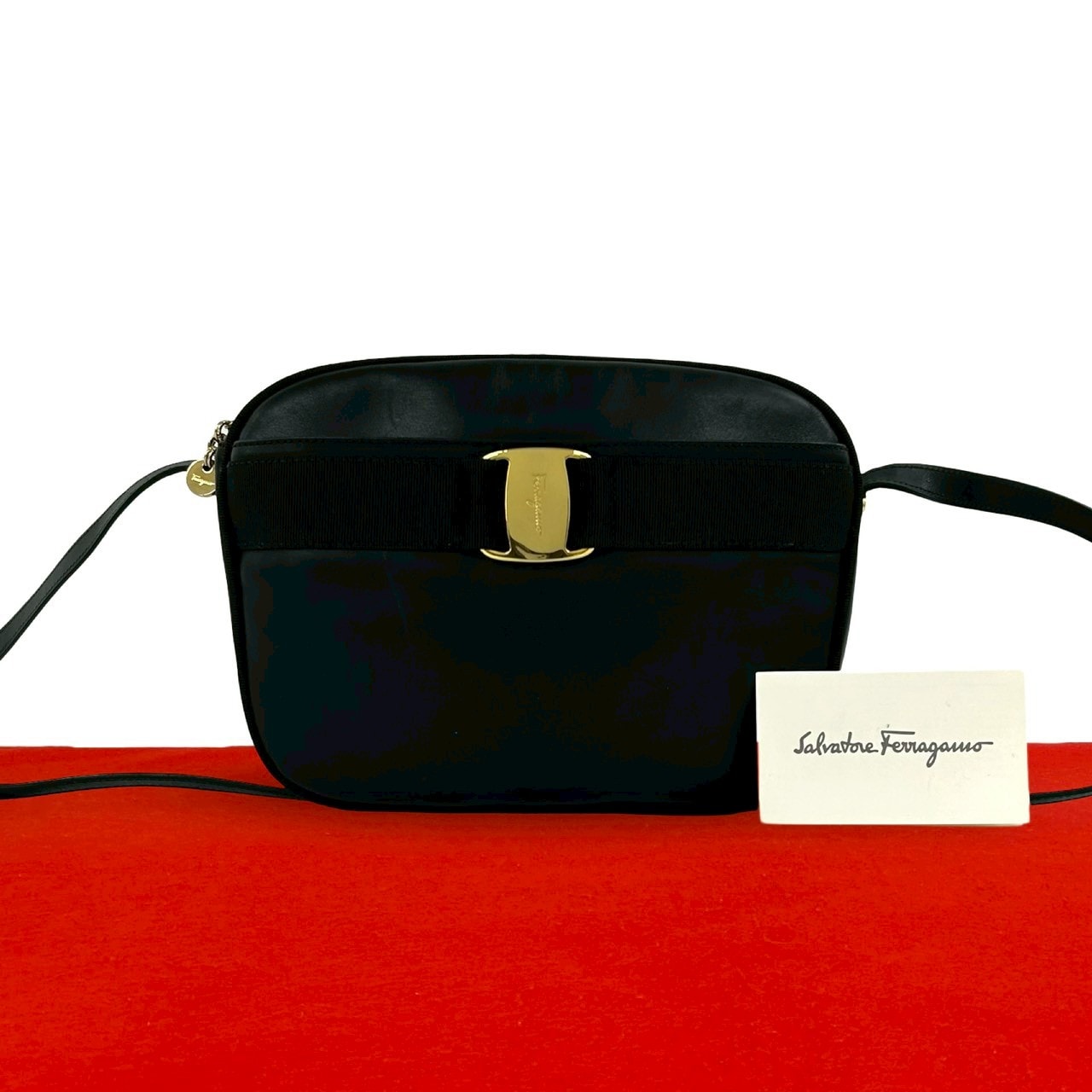 Salvatore Ferragamo サルヴァトーレフェラガモ ヴァラリボン 金具 レザー ショルダーバッグ ブラック
 41633