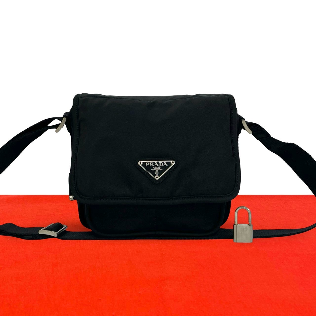 PRADA プラダ 三角ロゴ 金具 ナイロン ショルダーバッグ ブラック
 36724