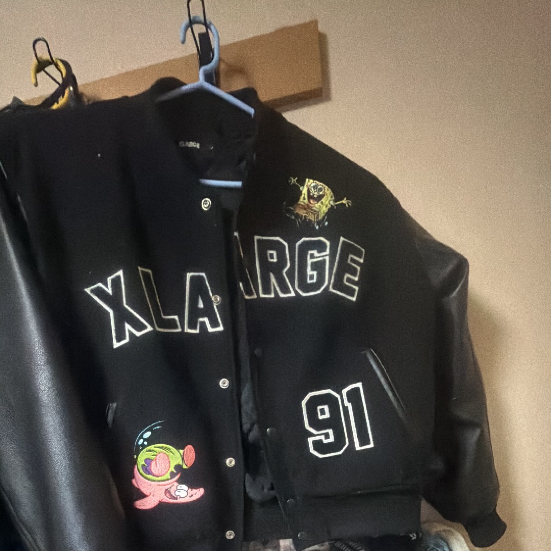 エクストララージ x スポンジボブ バーシティ ジャケット "ブラック"