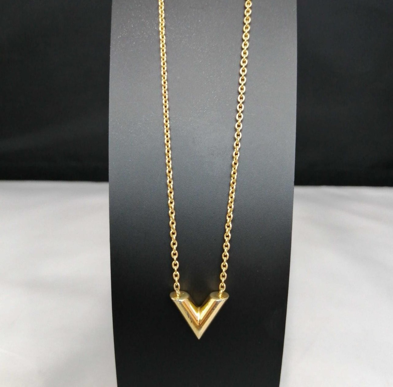 Louis Vuitton Essential V Necklace "Gold"