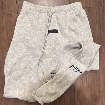 FEAR OF GOD ESSENTIALS BLACK ESS LOGO SWEAT "Light Oatmeal"