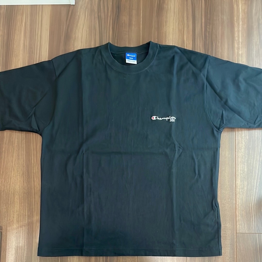 ウィンダンシー x チャンピオン S/S T-シャツ "ブラック"