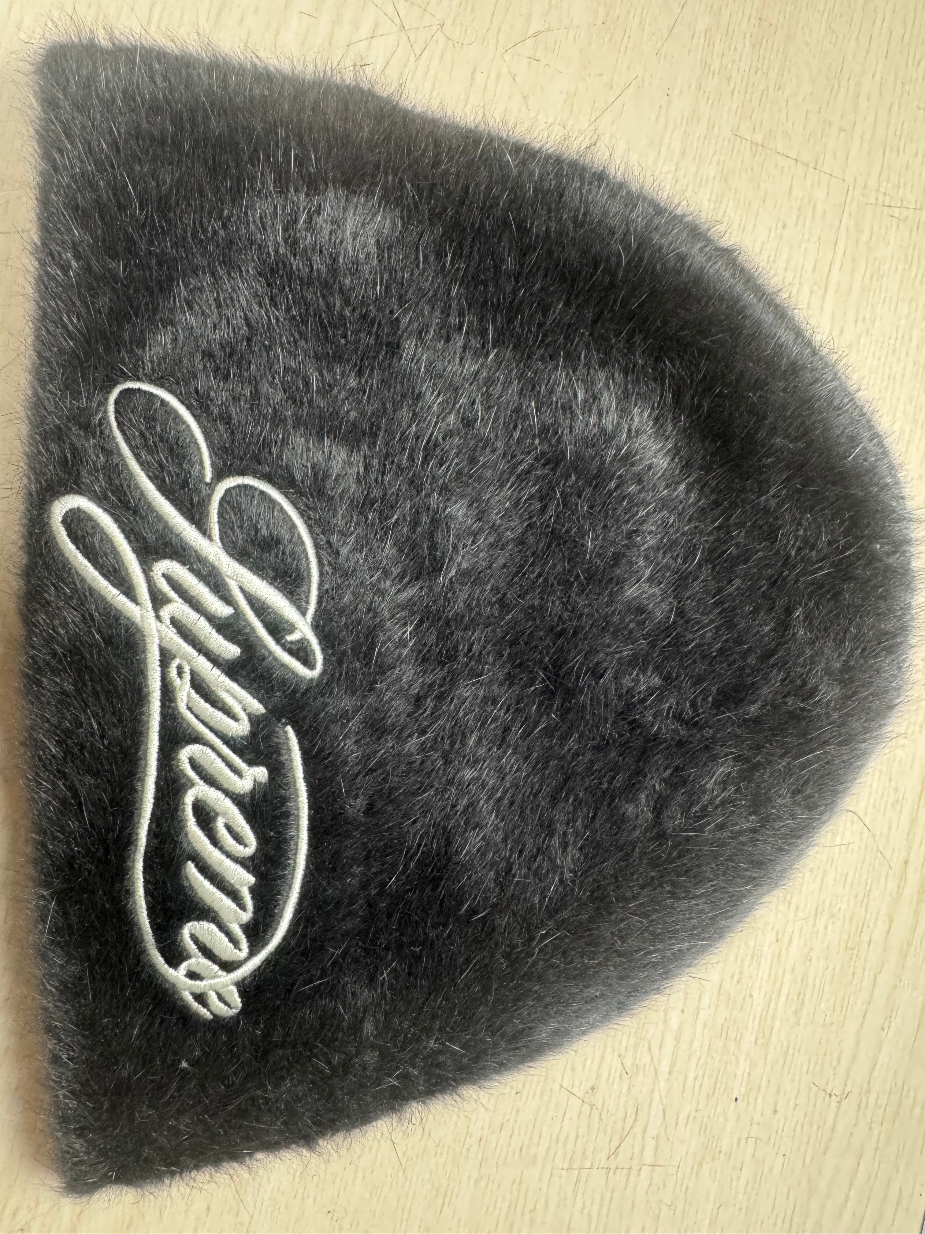 シュプリーム x カンゴール ファーゴラ スクリプト ビーニー "ブラック"