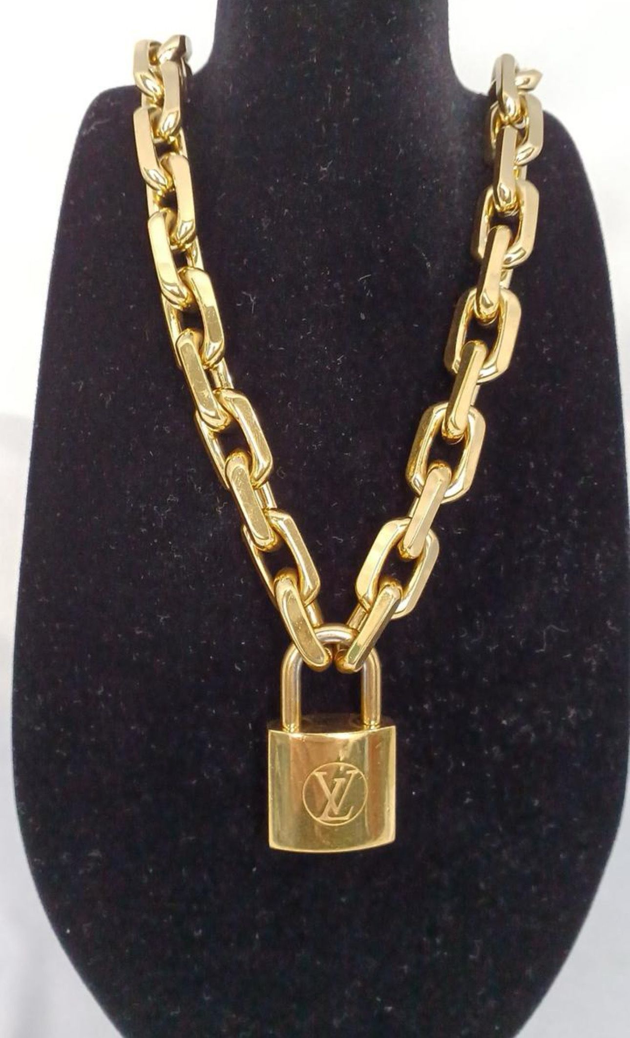 Louis Vuitton LV Edge Necklace Cadenas