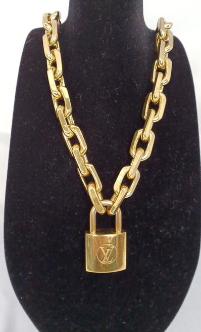 Louis Vuitton LV Edge Necklace Cadenas