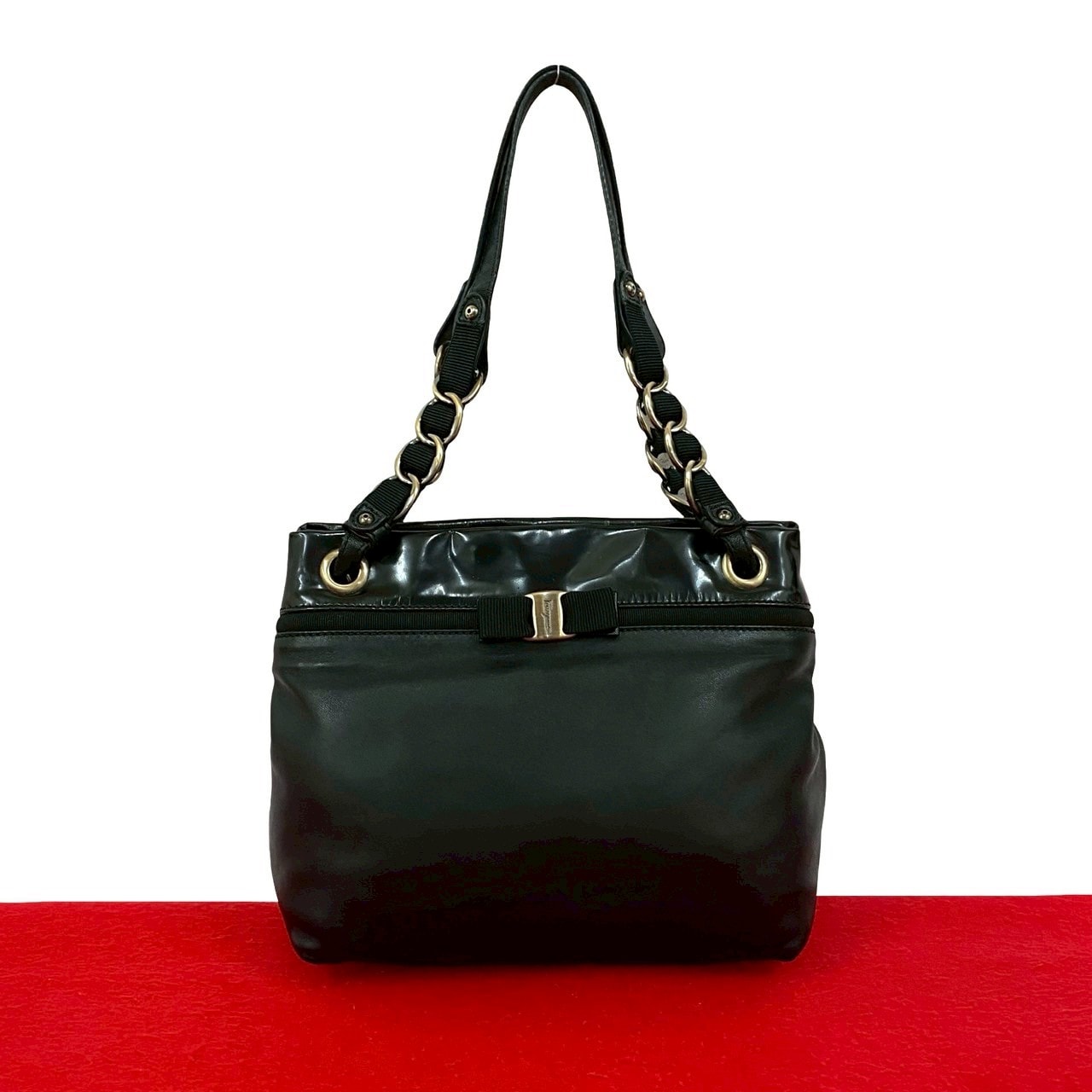 Salvatore Ferragamo サルヴァトーレフェラガモ ヴァラリボン 金具 レザー パテントレザー ショルダーバッグ ブラック
85460
