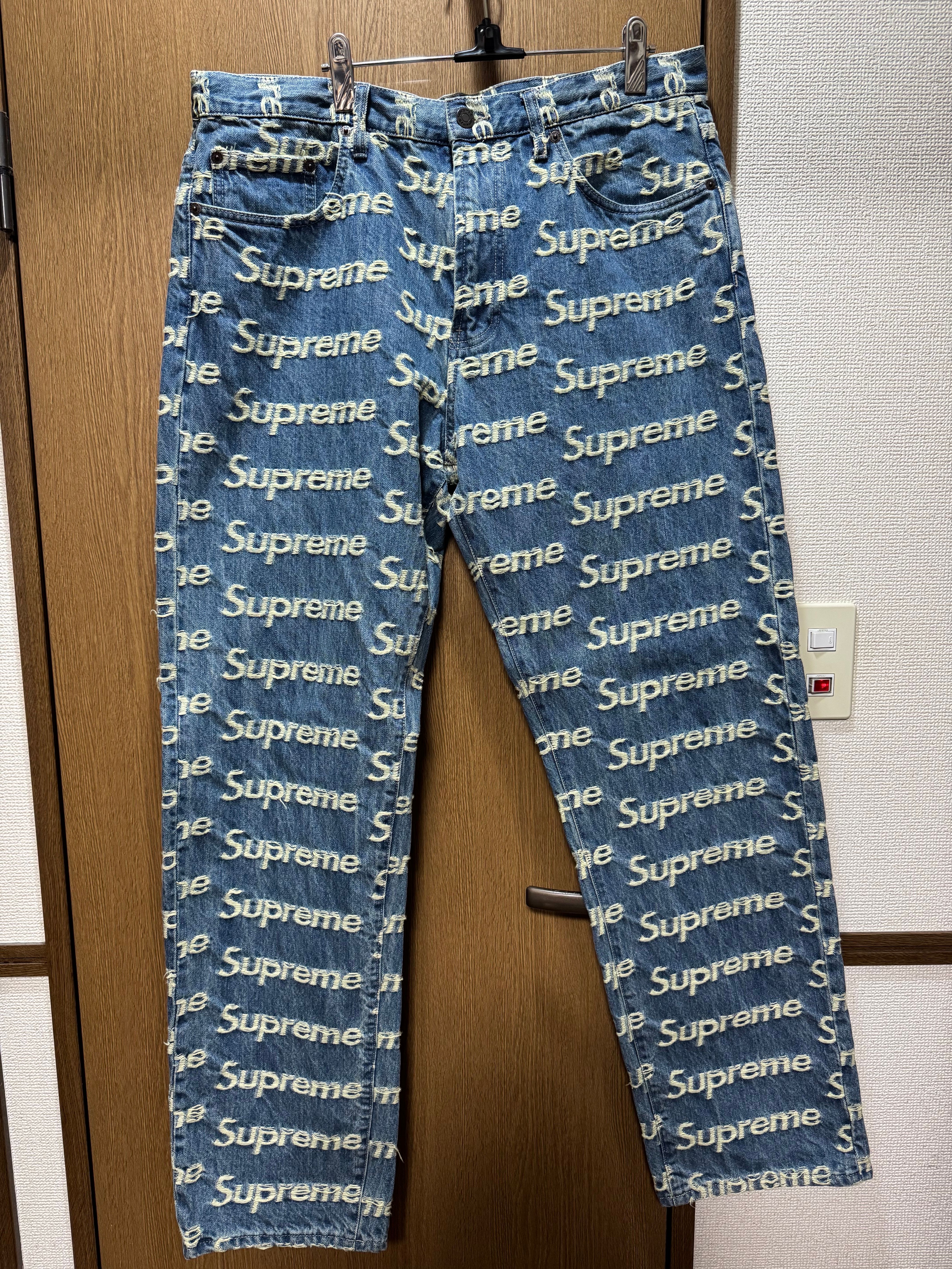 Supreme Frayed Logos Regular Jean "Blue"