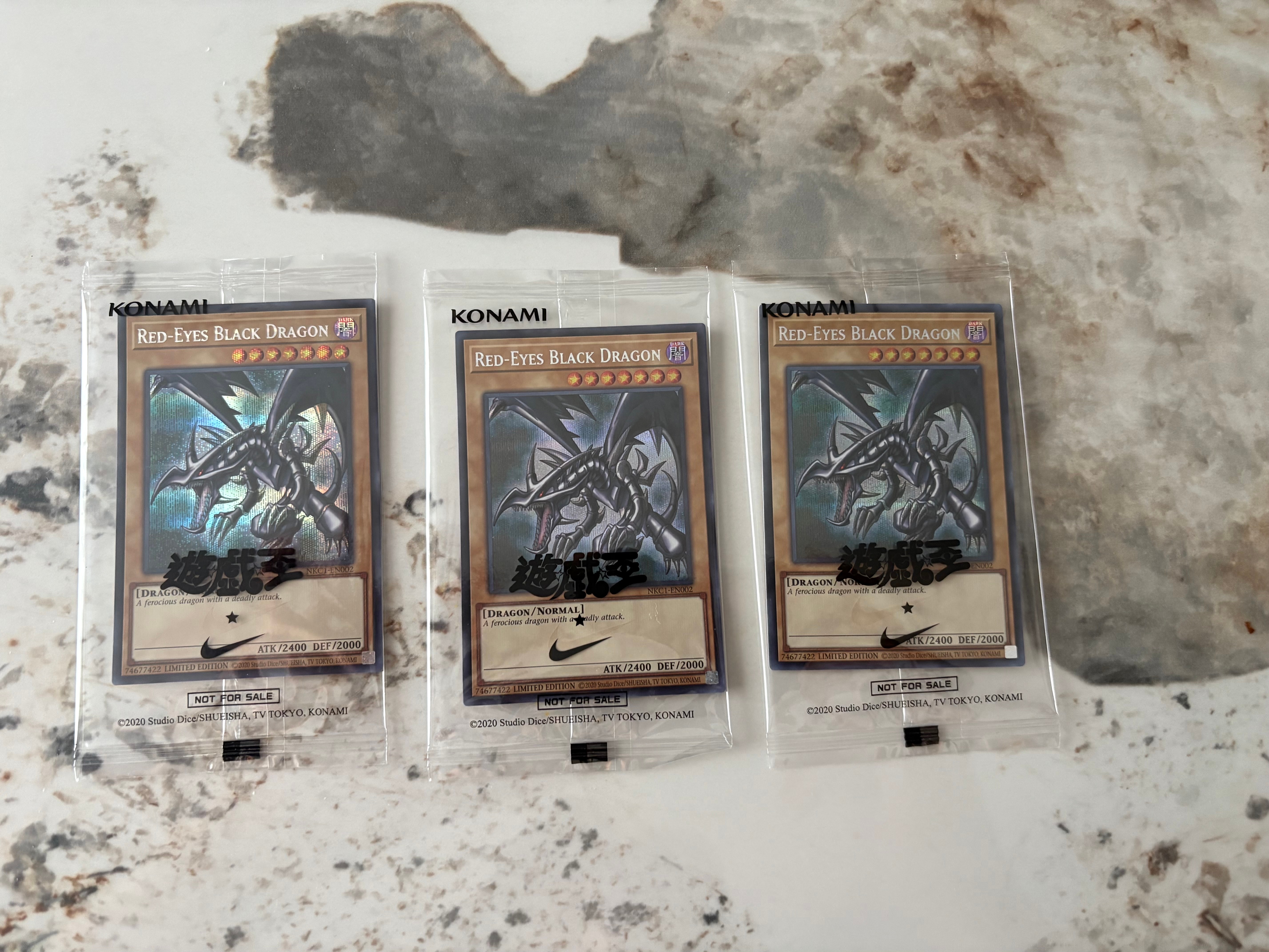 真紅眼の黒竜 SE [NKC1-EN002](遊戯王 x ナイキ エアーマックス 95 QS エアーマッスル House of Duel - 童実野町決闘遊戯館 限定プロモ) 