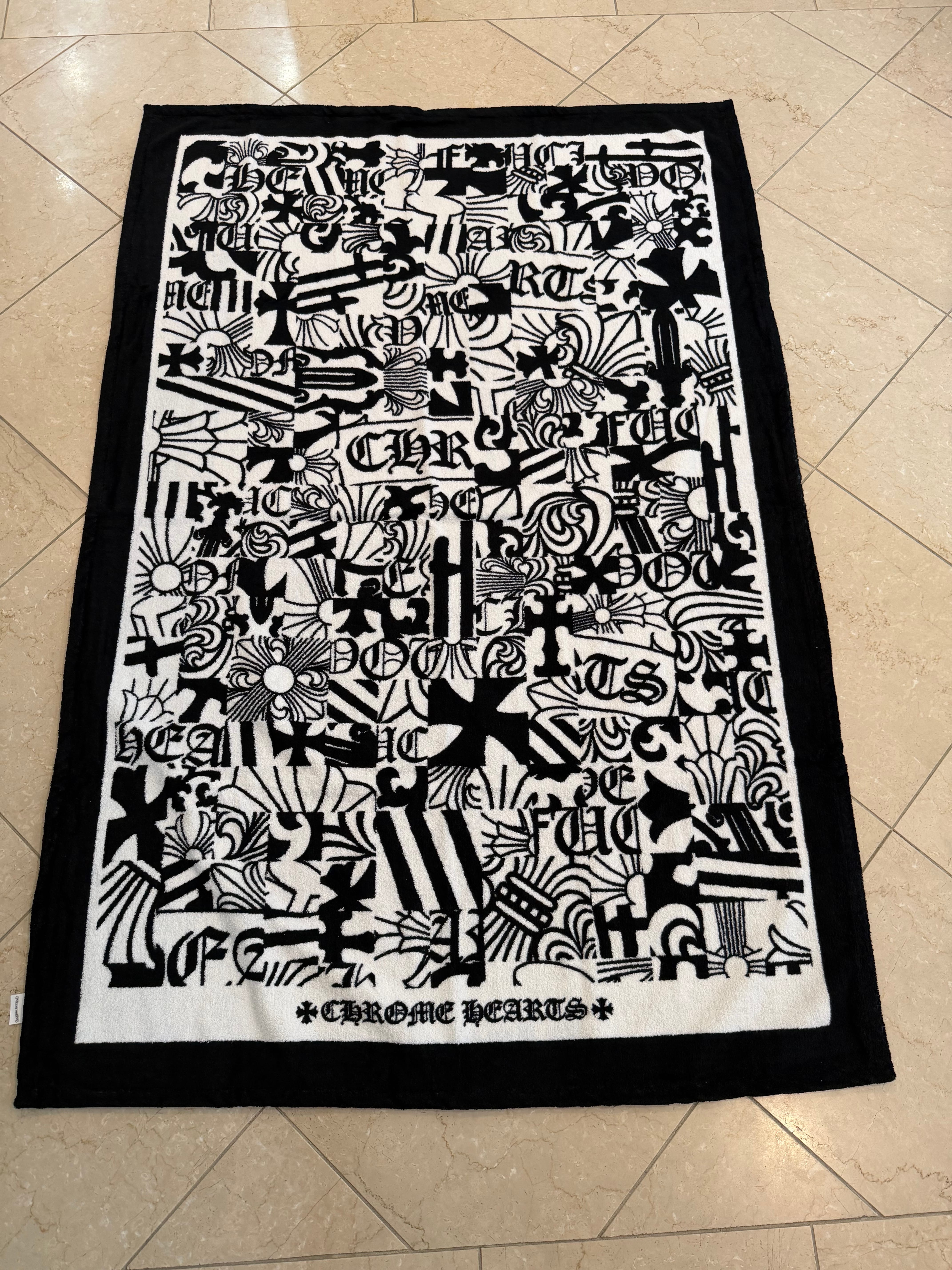 クロムハーツ　大判　ビーチタオル　ブランケット　新品　総柄 A+ (新品・未使用(ワケあり))】クロムハーツ 大判 ビーチタオル