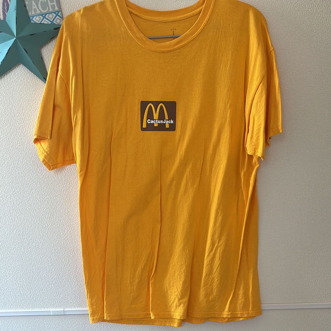 トラヴィススコット カクタスジャック x マクドナルド セサミ 2 Tシャツ "ゴールド"
