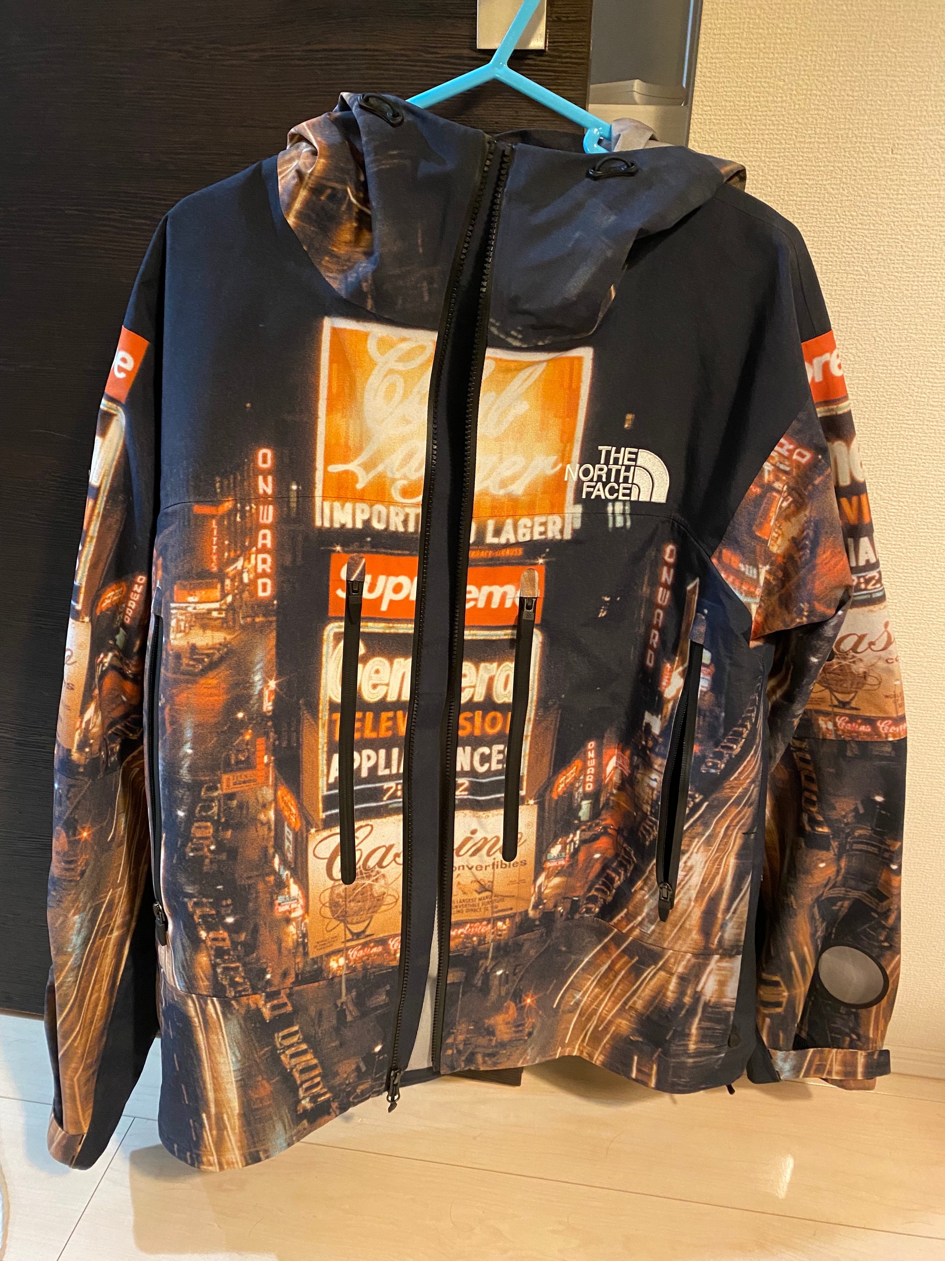 Supreme / The North Face Taped Seam Shell Jacket "Times square" NP52207I / NF0A82RK