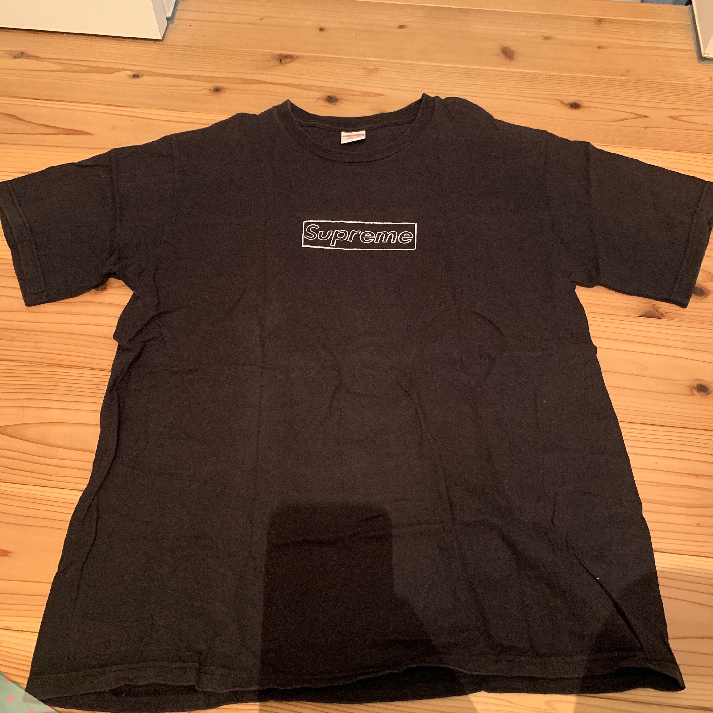 シュプリーム カウズ チョーク ロゴ Tシャツ "ブラック"