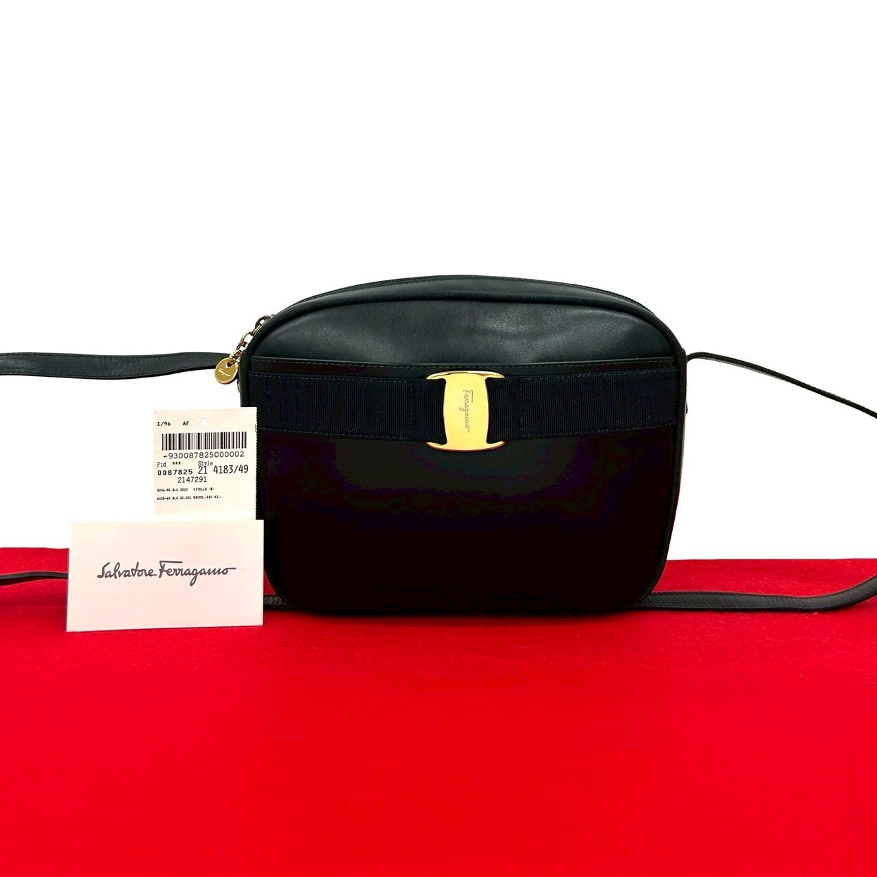 Salvatore Ferragamo サルヴァトーレフェラガモ ヴァラリボン 金具 カーフ レザー ショルダーバッグ ネイビー
 86523