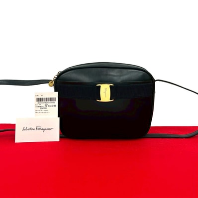 Salvatore Ferragamo サルヴァトーレフェラガモ ヴァラリボン 金具 カーフ レザー ショルダーバッグ ネイビー
86523