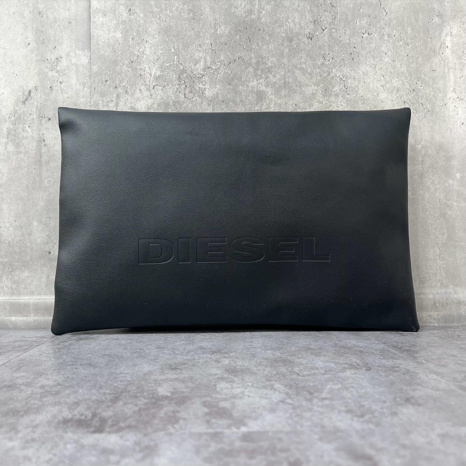 【DIESEL】ディーゼル クラッチバッグ セカンドバッグ ポーチ ブラック 黒 ロゴ型押し エンボスロゴ フラットポーチ メンズ レディース