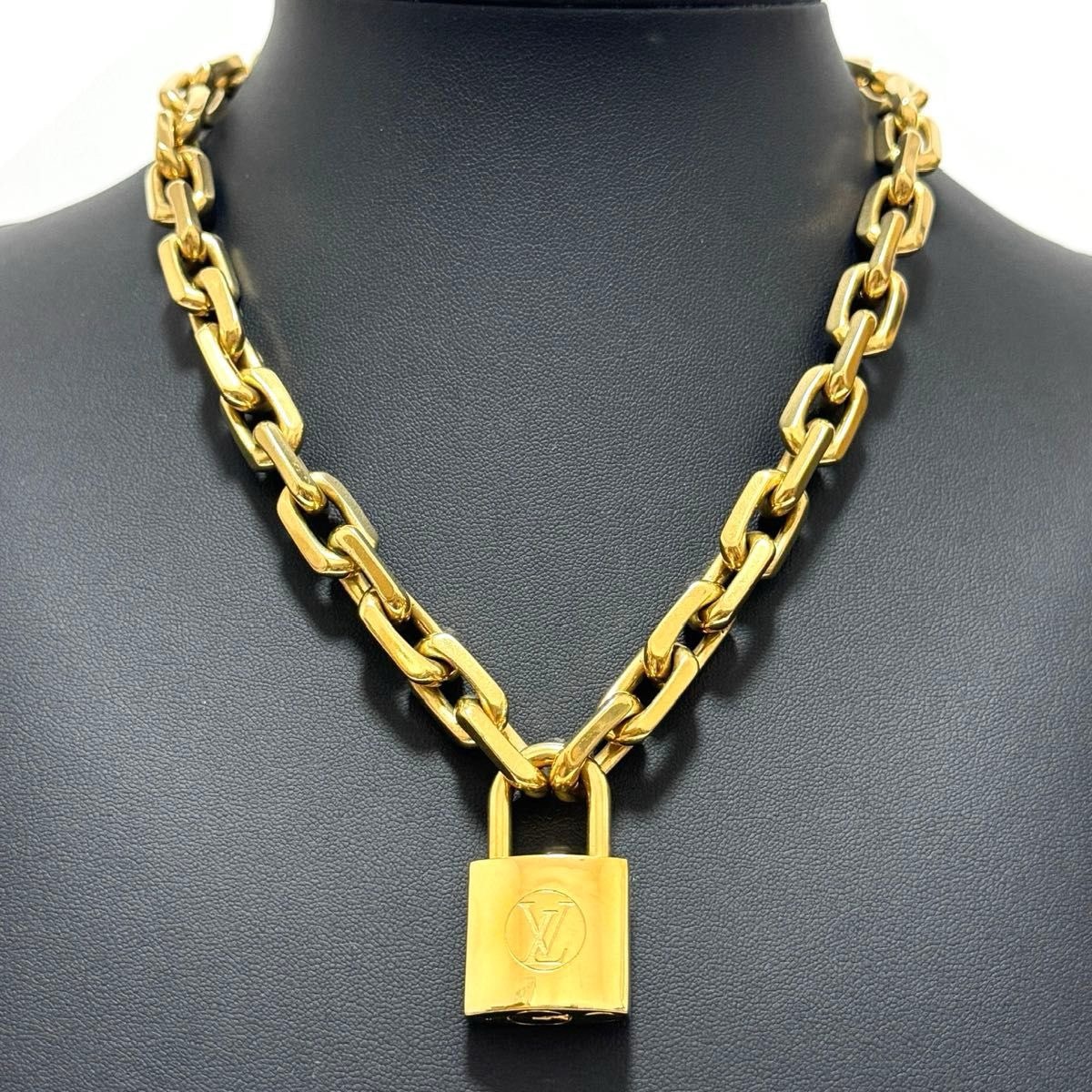 Louis Vuitton LV Edge Necklace Cadenas