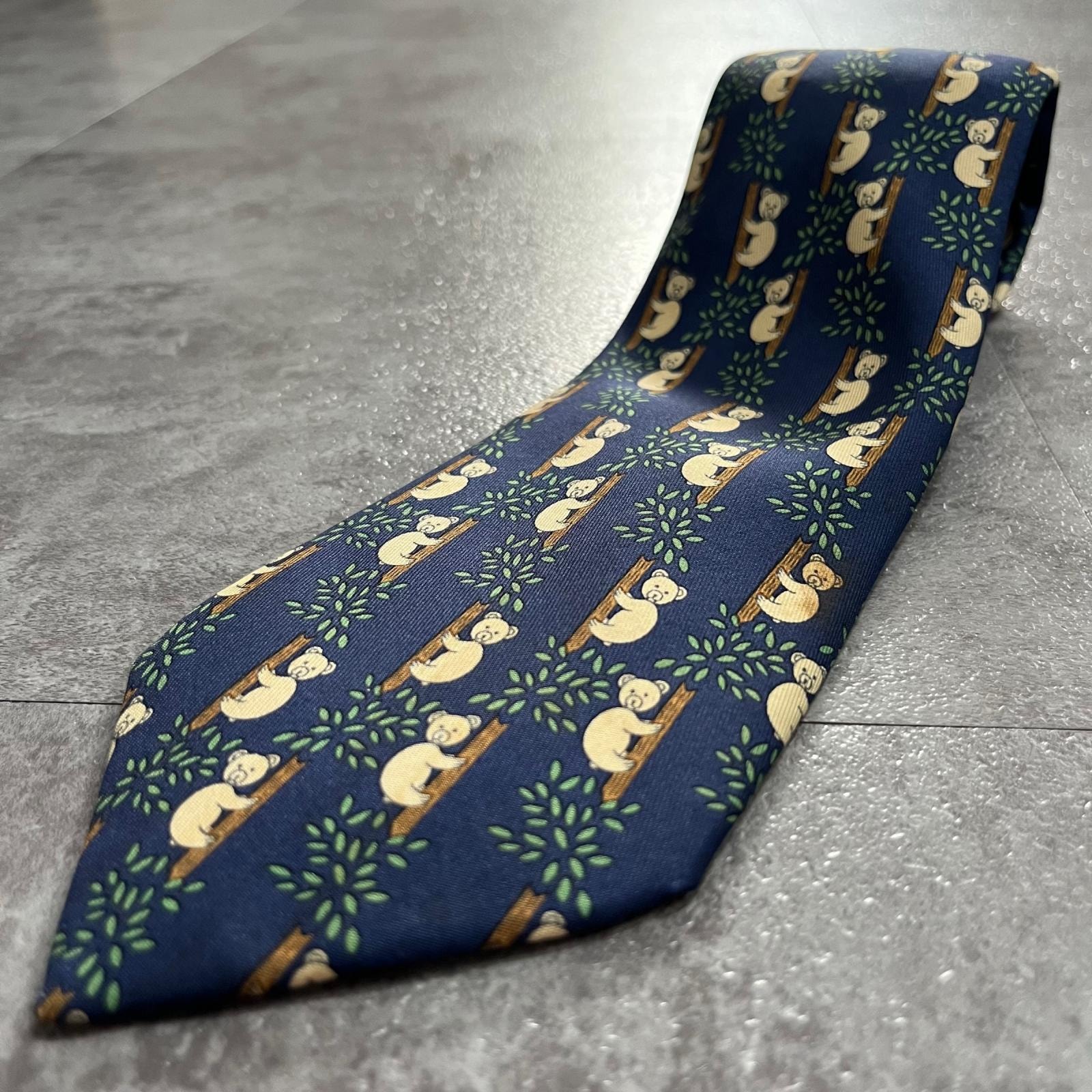 【HERMES】エルメス 木登りコアラ×リーフのアニマル総柄 ネイビー×緑 シルクネクタイ フランス製 メンズ 中央シミ・剣先裏ほつれ 中古